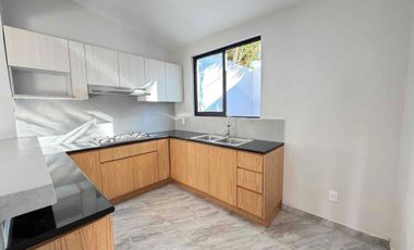 CASA EN VENTA REMODELADA DE UNA PLANTA, DE 250 MTS2 DE SUPERFICIE Y 3 HABITACIONES, ZAPOPAN