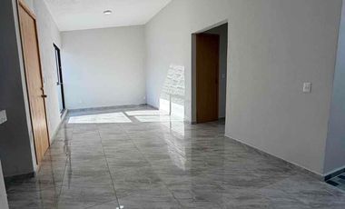 CASA EN VENTA REMODELADA DE UNA PLANTA, DE 250 MTS2 DE SUPERFICIE Y 3 HABITACIONES, ZAPOPAN