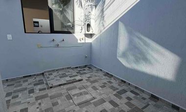 CASA EN VENTA REMODELADA DE UNA PLANTA, DE 250 MTS2 DE SUPERFICIE Y 3 HABITACIONES, ZAPOPAN