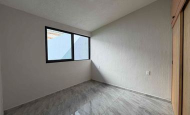 CASA EN VENTA REMODELADA DE UNA PLANTA, DE 250 MTS2 DE SUPERFICIE Y 3 HABITACIONES, ZAPOPAN