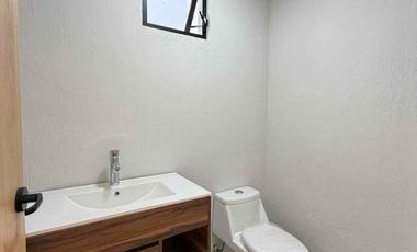 CASA EN VENTA REMODELADA DE UNA PLANTA, DE 250 MTS2 DE SUPERFICIE Y 3 HABITACIONES, ZAPOPAN