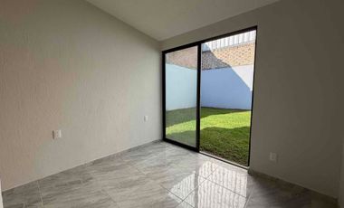 CASA EN VENTA REMODELADA DE UNA PLANTA, DE 250 MTS2 DE SUPERFICIE Y 3 HABITACIONES, ZAPOPAN