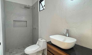 CASA EN VENTA REMODELADA DE UNA PLANTA, DE 250 MTS2 DE SUPERFICIE Y 3 HABITACIONES, ZAPOPAN