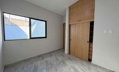 CASA EN VENTA REMODELADA DE UNA PLANTA, DE 250 MTS2 DE SUPERFICIE Y 3 HABITACIONES, ZAPOPAN