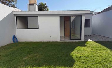 CASA EN VENTA REMODELADA DE UNA PLANTA, DE 250 MTS2 DE SUPERFICIE Y 3 HABITACIONES, ZAPOPAN