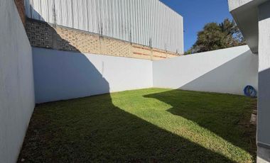 CASA EN VENTA REMODELADA DE UNA PLANTA, DE 250 MTS2 DE SUPERFICIE Y 3 HABITACIONES, ZAPOPAN