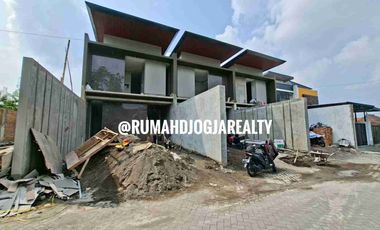 Rumah Baru Full Furnish Kolam Renang Di JL. Kaliurang km 9,5 Dekat UGM, UII
