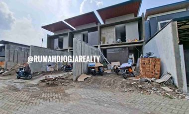Rumah Baru Full Furnish Kolam Renang Di JL. Kaliurang km 9,5 Dekat UGM, UII