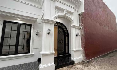 Rumah Modern Classic Siap Huni Posisi di Hook, Beji Depok. Nempel Jaksel