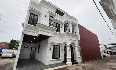 Rumah Modern Classic Siap Huni Posisi di Hook, Beji Depok. Nempel Jaksel