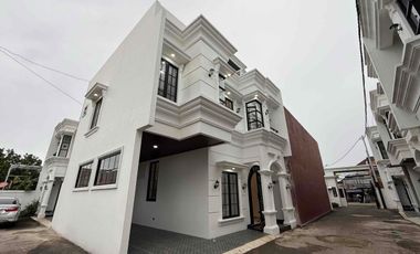 Rumah Modern Classic Siap Huni Posisi di Hook, Beji Depok. Nempel Jaksel