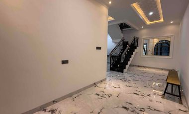 Rumah Modern Classic Siap Huni Posisi di Hook, Beji Depok. Nempel Jaksel