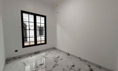 Rumah Modern Classic Siap Huni Posisi di Hook, Beji Depok. Nempel Jaksel