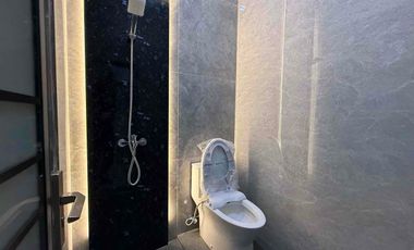 Rumah Modern Classic Siap Huni Posisi di Hook, Beji Depok. Nempel Jaksel