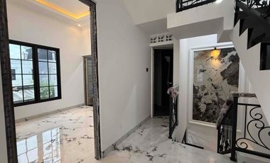 Rumah Modern Classic Siap Huni Posisi di Hook, Beji Depok. Nempel Jaksel