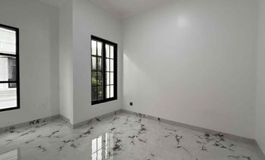 Rumah Modern Classic Siap Huni Posisi di Hook, Beji Depok. Nempel Jaksel