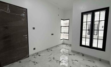 Rumah Modern Classic Siap Huni Posisi di Hook, Beji Depok. Nempel Jaksel
