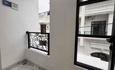 Rumah Modern Classic Siap Huni Posisi di Hook, Beji Depok. Nempel Jaksel