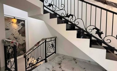 Rumah Modern Classic Siap Huni Posisi di Hook, Beji Depok. Nempel Jaksel