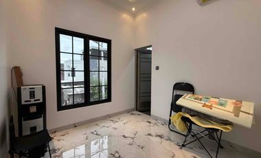 Rumah Modern Classic Siap Huni Posisi di Hook, Beji Depok. Nempel Jaksel