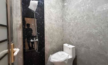 Rumah Modern Classic Siap Huni Posisi di Hook, Beji Depok. Nempel Jaksel