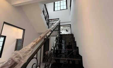 Rumah Modern Classic Siap Huni Posisi di Hook, Beji Depok. Nempel Jaksel