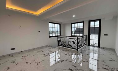 Rumah Modern Classic Siap Huni Posisi di Hook, Beji Depok. Nempel Jaksel