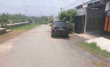 Rumah baru di bangun, renovasi, halaman belakang sudah dibangun, akses Tol dekat, bebas banjir, aman,  jalan depan  cukup lebar, strategis, depan sarana olahraga