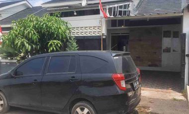 Rumah baru di bangun, renovasi, halaman belakang sudah dibangun, akses Tol dekat, bebas banjir, aman,  jalan depan  cukup lebar, strategis, depan sarana olahraga