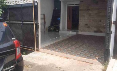 Rumah baru di bangun, renovasi, halaman belakang sudah dibangun, akses Tol dekat, bebas banjir, aman,  jalan depan  cukup lebar, strategis, depan sarana olahraga