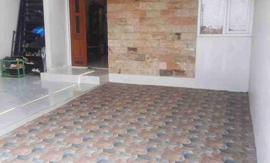 Rumah baru di bangun, renovasi, halaman belakang sudah dibangun, akses Tol dekat, bebas banjir, aman,  jalan depan  cukup lebar, strategis, depan sarana olahraga