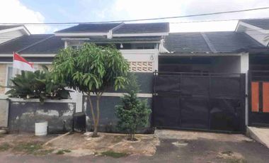 Rumah baru di bangun, renovasi, halaman belakang sudah dibangun, akses Tol dekat, bebas banjir, aman,  jalan depan  cukup lebar, strategis, depan sarana olahraga