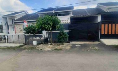 Rumah baru di bangun, renovasi, halaman belakang sudah dibangun, akses Tol dekat, bebas banjir, aman,  jalan depan  cukup lebar, strategis, depan sarana olahraga