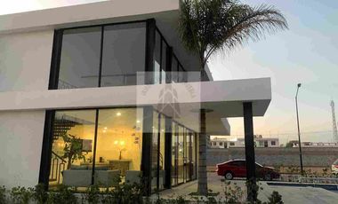 VENTA DE CASA EN RESIDENCIAL CUATRO VIENTOS 
CUAUTLANCINGO  con amenidades alberca salón de usos múltiples cerca de VW OUTLET PARQUE ALMEYAL con LAGO