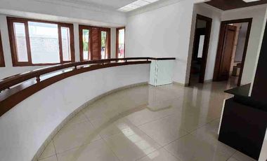 Rumah megah & besar, siap huni, tdk banjir