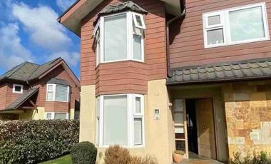 Se arrienda casa en Condominio Altos del Bosque II.