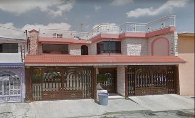 PRECIOSA CASA A UN COSTADO DE COSMOPOL