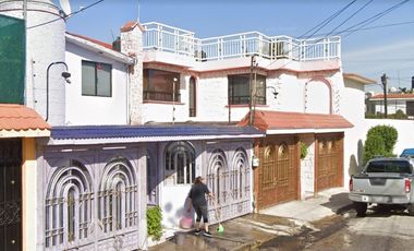 PRECIOSA CASA A UN COSTADO DE COSMOPOL