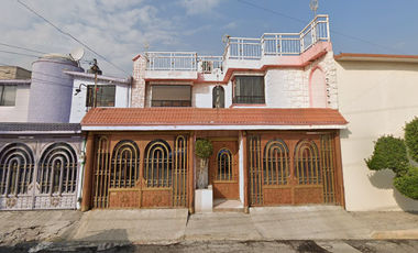 PRECIOSA CASA A UN COSTADO DE COSMOPOL