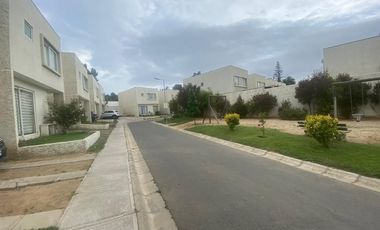 SE ARRIENDA CONDOMINIO EL RETIRO, TRES HABITACIONES