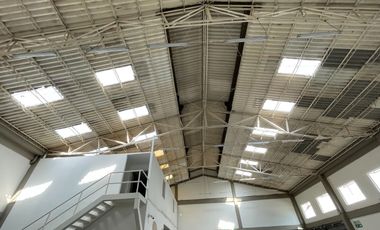Bodega Alquilo 2.000 M2 / Excelente vitrina / Sobre Principal / $20 Millones / Yumbo Acopi