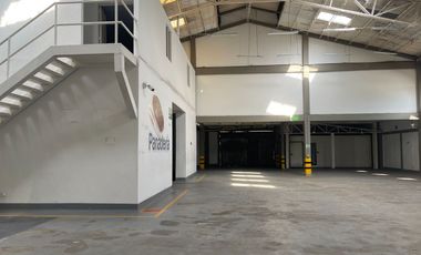 Bodega Alquilo 2.000 M2 / Excelente vitrina / Sobre Principal / $20 Millones / Yumbo Acopi