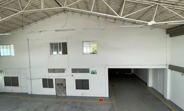 Bodega Alquilo 2.000 M2 / Excelente vitrina / Sobre Principal / $20 Millones / Yumbo Acopi