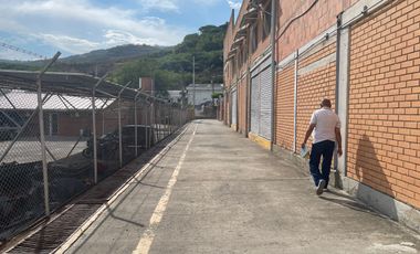 Bodega Alquilo 2.000 M2 / Excelente vitrina / Sobre Principal / $20 Millones / Yumbo Acopi
