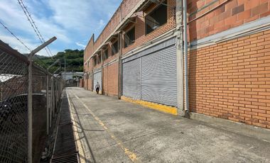 Bodega Alquilo 2.000 M2 / Excelente vitrina / Sobre Principal / $20 Millones / Yumbo Acopi