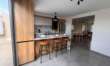 La Piedad - VENTA. Casa con 3 recámaras, roof garden, sala de TV