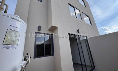 La Piedad - VENTA. Casa con 3 recámaras, roof garden, sala de TV