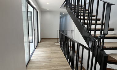 FOR SALE: 5 Bedroom Townhouse in Sta. Mesa Manila