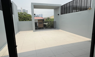 FOR SALE: 5 Bedroom Townhouse in Sta. Mesa Manila