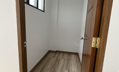 FOR SALE: 5 Bedroom Townhouse in Sta. Mesa Manila